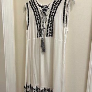 BB Dakota White w Black Embroidery Dress